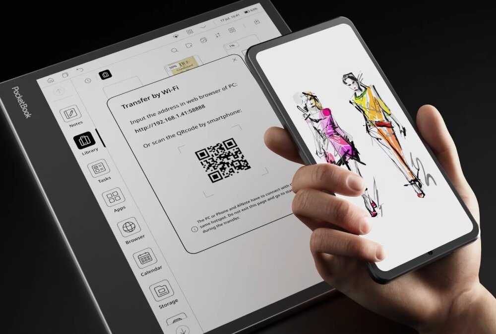 Czytnik e-booków POCKETBOOK InkPad Eo Czytnik pokazuje ekran z kodem QR i instrukcją transferu plików przez Wi-Fi. Obok, użytkownik trzyma smartfon, na którym widoczny jest ten sam obraz co na czytniku, udostępnianie, funkcje, sieć Wi-Fi
