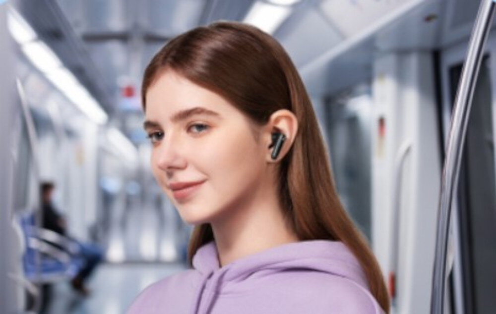 Słuchawki dokanałowe SOUNDCORE P40i ANC Smart Noise Cancelling automatyczne dopasowanie, osoba z założonymi słuchawkami dokanałowymi w autobusie