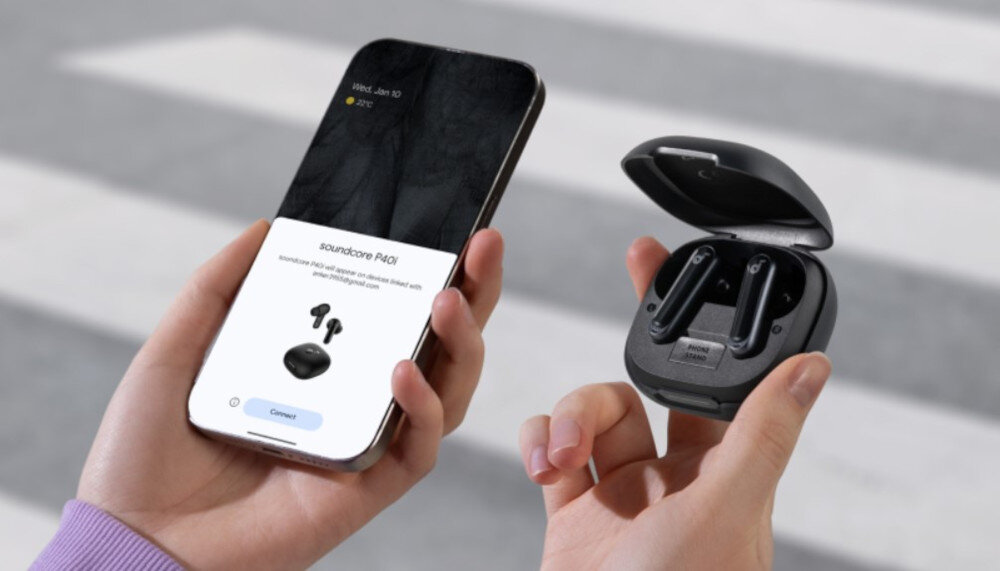 Słuchawki dokanałowe SOUNDCORE P40i ANC Fast Pair szybkie parowanie Android, sooba trzymająca smartfon oraz etui wraz z słuchawkami