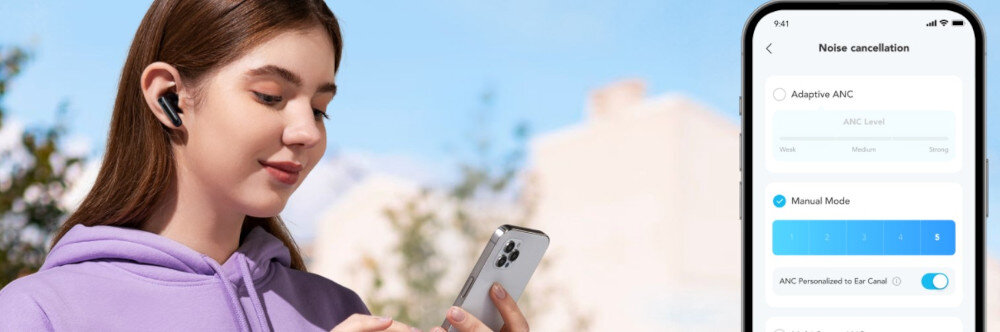 Słuchawki dokanałowe SOUNDCORE P40i ANC regulacja ANC pięć poziomów trzy tryby, osoba z założonymi słuchawkami dokanałowymi z telefonem w ręku