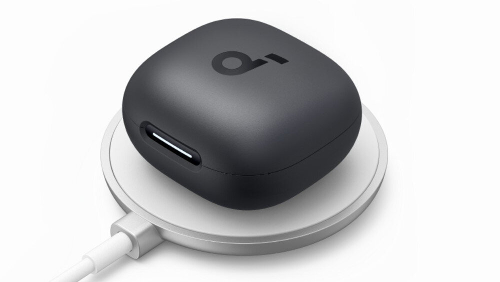 Słuchawki dokanałowe SOUNDCORE P40i ANC ładowanie bezprzewodowe indukcyjne etui, etui ładukące położone na ładowarce indukcyjnej