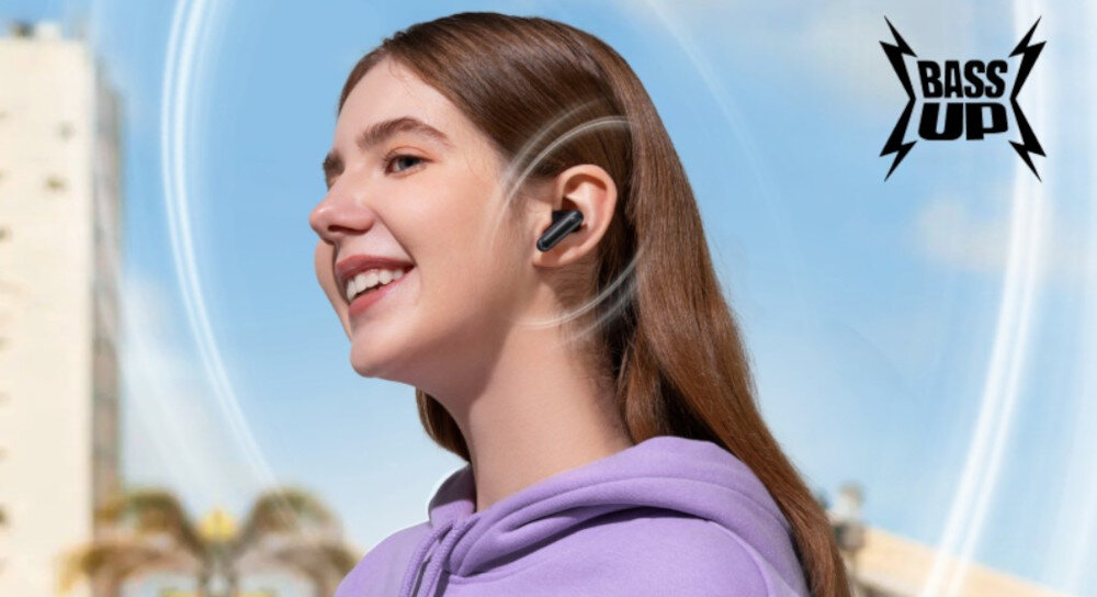 Słuchawki dokanałowe SOUNDCORE P40i ANC BassUp mocne basy przetworniki 11mm, osoba z założonymi słuchawkami dokanałowymi otoczona dźwiękiem