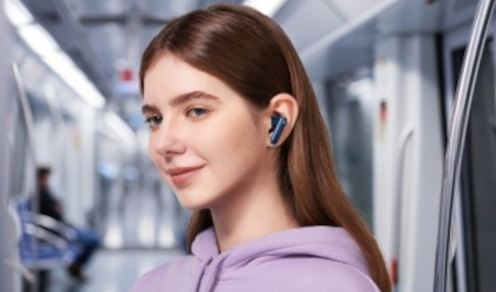 Słuchawki dokanałowe SOUNDCORE P40i ANC Smart Noise Cancelling automatyczne dopasowanie, osoba z założonymi słuchawkami dokanałowymi w autobusie