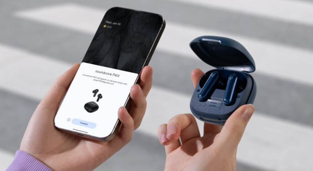 Słuchawki dokanałowe SOUNDCORE P40i ANC Fast Pair szybkie parowanie Android, sooba trzymająca smartfon oraz etui wraz z słuchawkami