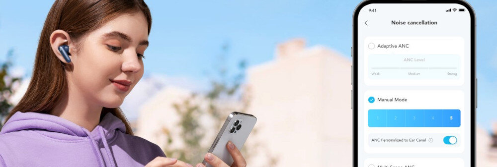 Słuchawki dokanałowe SOUNDCORE P40i ANC regulacja ANC pięć poziomów trzy tryby, osoba z założonymi słuchawkami dokanałowymi z telefonem w ręku