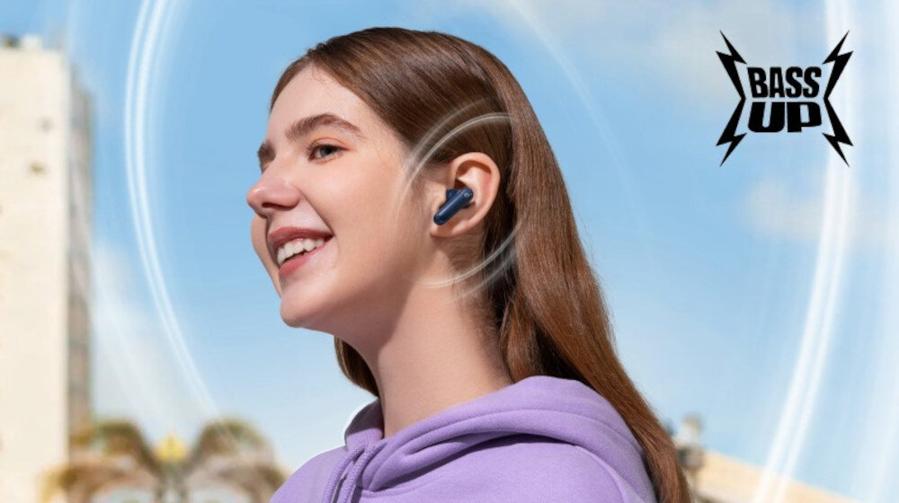 Słuchawki dokanałowe SOUNDCORE P40i ANC BassUp mocne basy przetworniki 11mm, osoba z założonymi słuchawkami dokanałowymi otoczona dźwiękiem