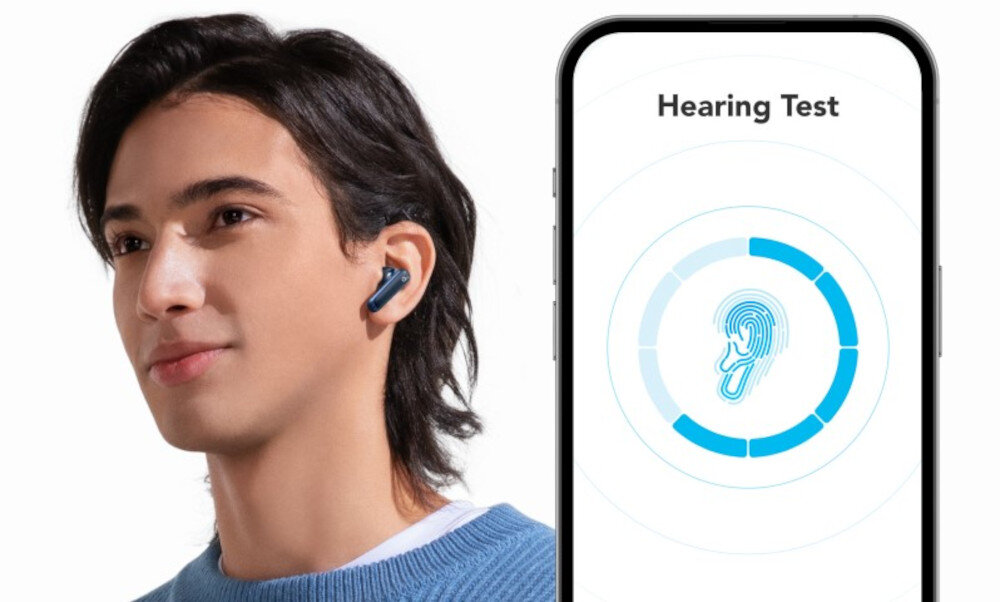 Słuchawki dokanałowe SOUNDCORE P40i ANC HearID profil dźwięku personalizacja, osoba z założonymi słuchawkami dokanałowymi, smartfon