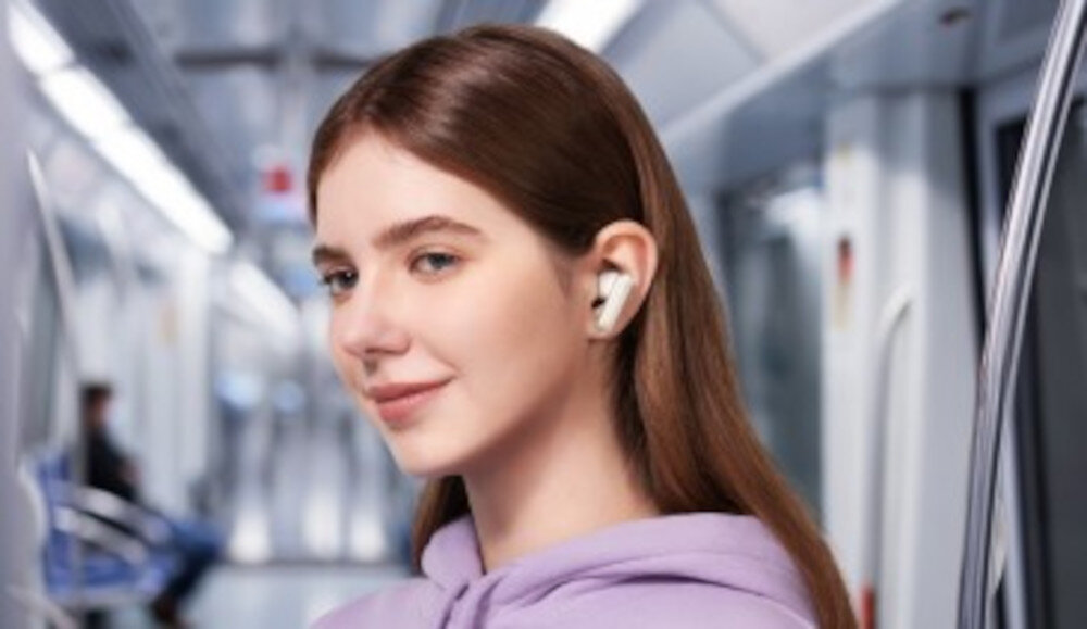 Słuchawki dokanałowe SOUNDCORE P40i ANC Smart Noise Cancelling automatyczne dopasowanie, osoba z założonymi słuchawkami dokanałowymi w autobusie