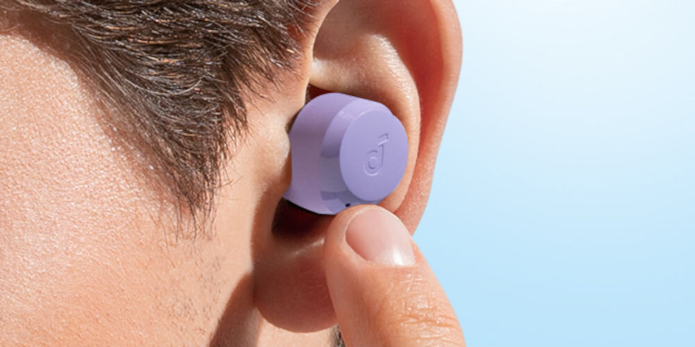 Słuchawki dokanałowe SOUNDCORE A25i sterowanie dotykowe aplikacja Soundcore, osoba z włożoną słuchawką do ucha