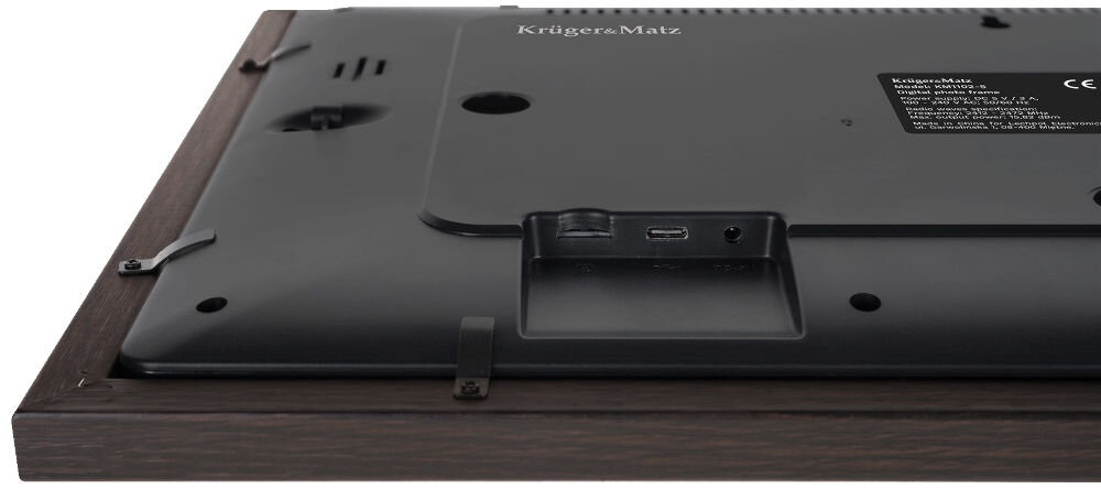 Ramka cyfrowa KRUGER&MATZ KM1102-15 Frameo 15.6 cala Brązowy prezentacja wbudowanych złącz na białym tle porty zasilanie przesyłanie zdjęć stabilne działanie