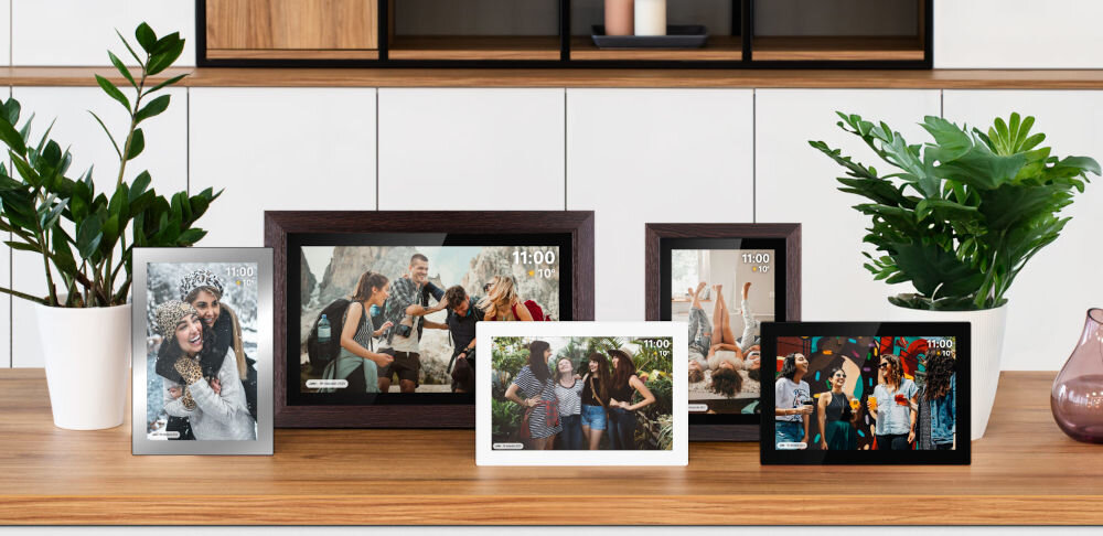 Ramka cyfrowa KRUGER&MATZ KM1102-15 Frameo 15.6 cala Brązowy prezentacja ramek ze zdjęciami w różnych wariantach kolorystycznych obok kwiatki w tle pokój dopasowanie do charakteru domu różne warianty kolorystyczne styl estetyka