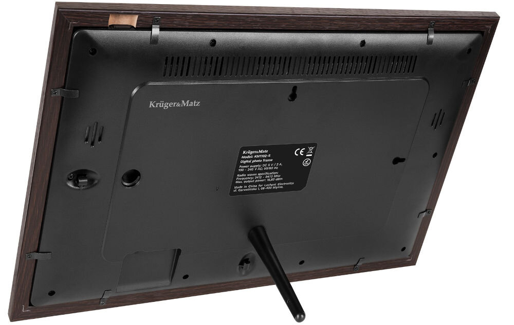 Ramka cyfrowa KRUGER&MATZ KM1102-15 Frameo 15.6 cala Brązowy prezentacja ramki od tyłu pod kątem na białym tle smukła budowa wymiary synchronizacja z aplikacją zasilanie sieciowe