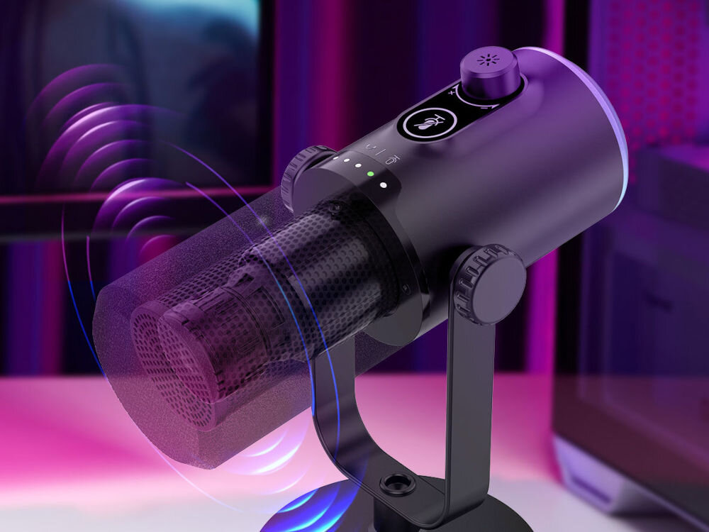 Mikrofon MOZOS TAM8 Nowoczesny mikrofon Mozos z metalową siatką, zamontowany na statywie przy komputerze. Fioletowe fale obrazują rejestrowanie dźwięku w otoczeniu oświetlonym neonowym światłem. Na obudowie widoczne kontrolki LED i przycisk wyciszenia