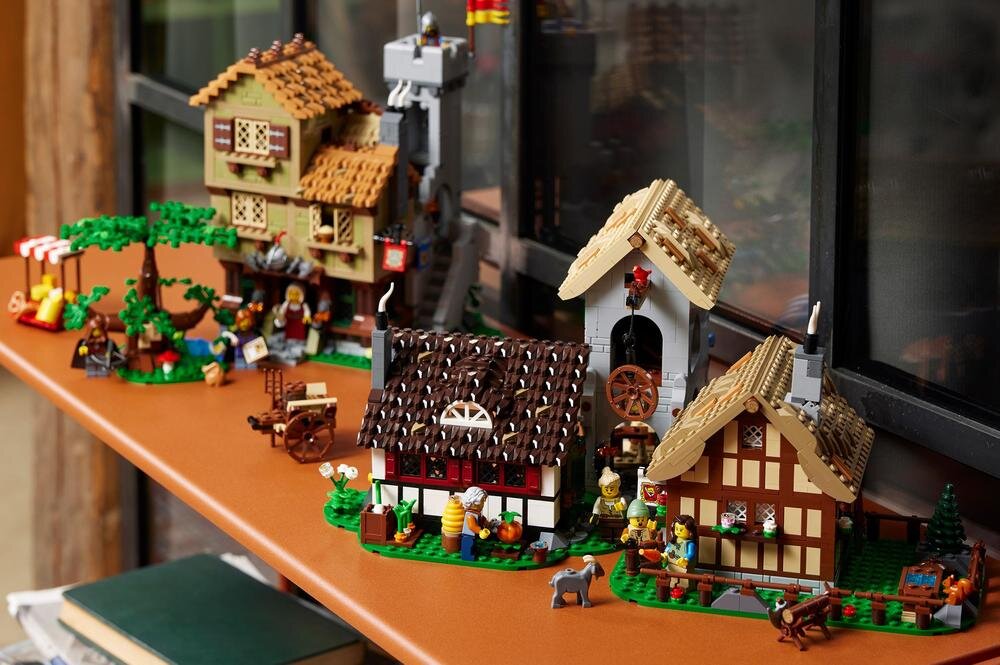 LEGO 10332 ICONS Średniowieczny plac miejski opis