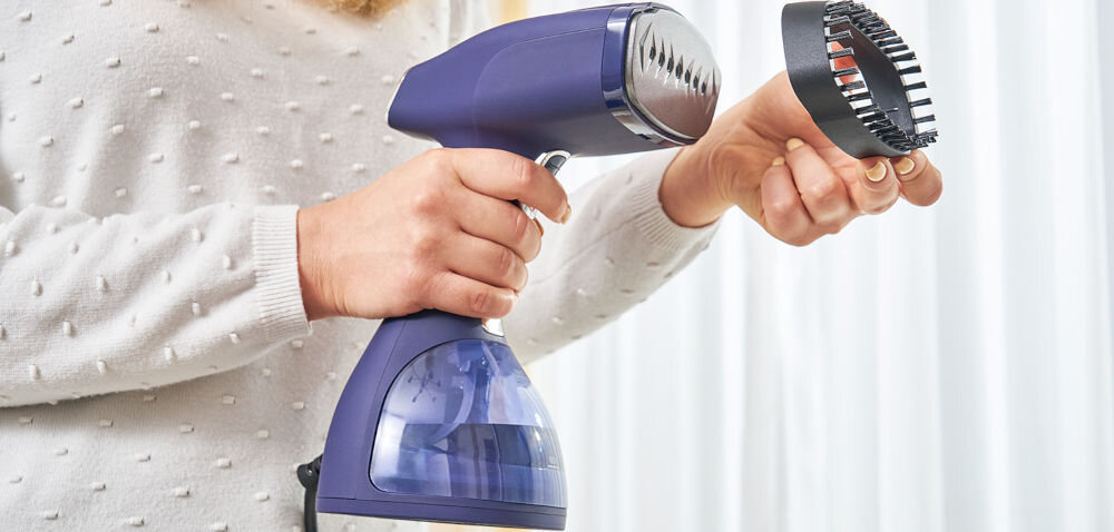 Parownica do ubrań ZELMER ZGS1900 szybkość wygoda efektywne prasowanie odświeżenie tkanin moc 1500 W duży wyrzut pary 26 g/min gotowość do pracy 30 sekund od włączenia przydatne narzędzie dodatkowe akcesoria szczotka do grubych tkanin nasadka do usuwania zanieczyszczeń nasadka do tkanin