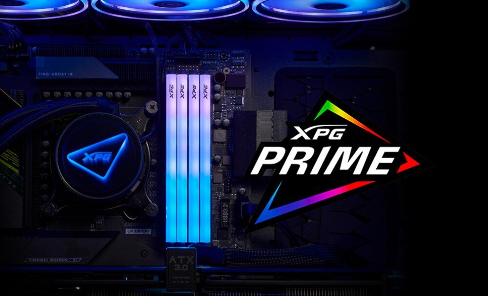 Pamięć RAM ADATA XPG Lancer Blade RGB Cztery białe moduły pamięci zainstalowane na płycie głównej z niebieskim podświetleniem i logotypem XPG Prime w rogu obrazu