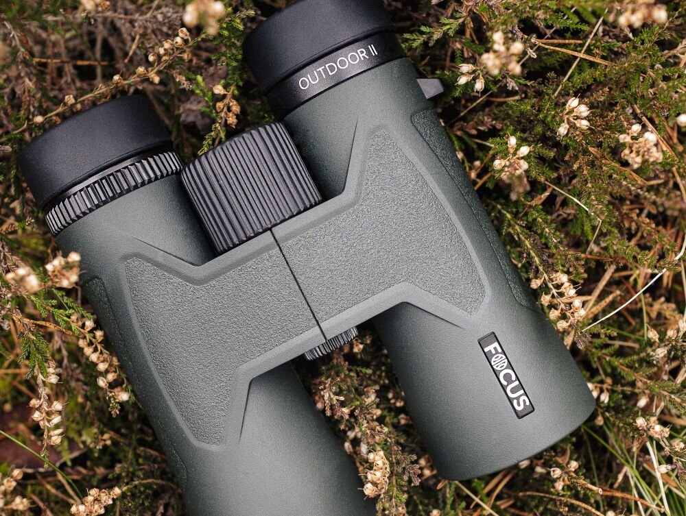 FOCUS Outdoor II 8x42 lekka lornetka ergonomiczna gumowany uchwyt kompaktowe wymiary turystyka