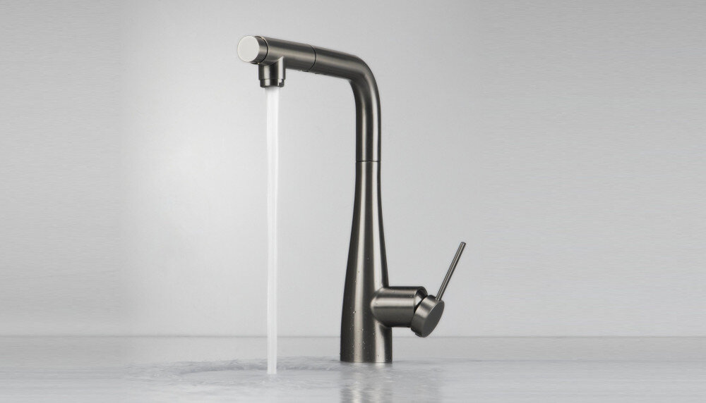 BATERIA KUCHENNA DEANTE Eridan BRE R75M lifestyle woda szklanka cytryna mięta nalewanie ręka wylewka salon zlewozmywak podłączenie do filtra wody sieć