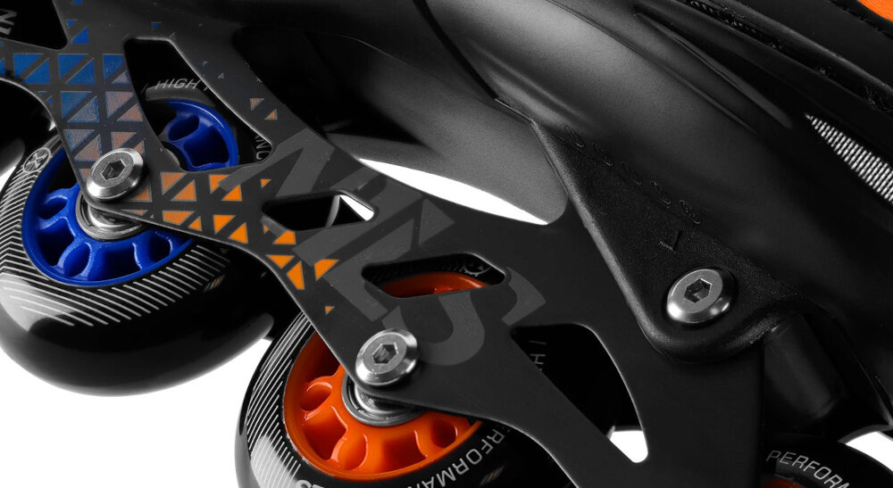Łyżworolki NILS EXTREME Brave NH18190A 2w1 (rozmiar 39-43) Czarno-pomarańczowy białe tło zbliżenie na płozę aluminiowa płoza zastosowana w wersji rolkowej niska waga odporność na uszkodzenia mechaniczne jazda staje się mniej męcząca bez uczucia przeciążenia nóg
