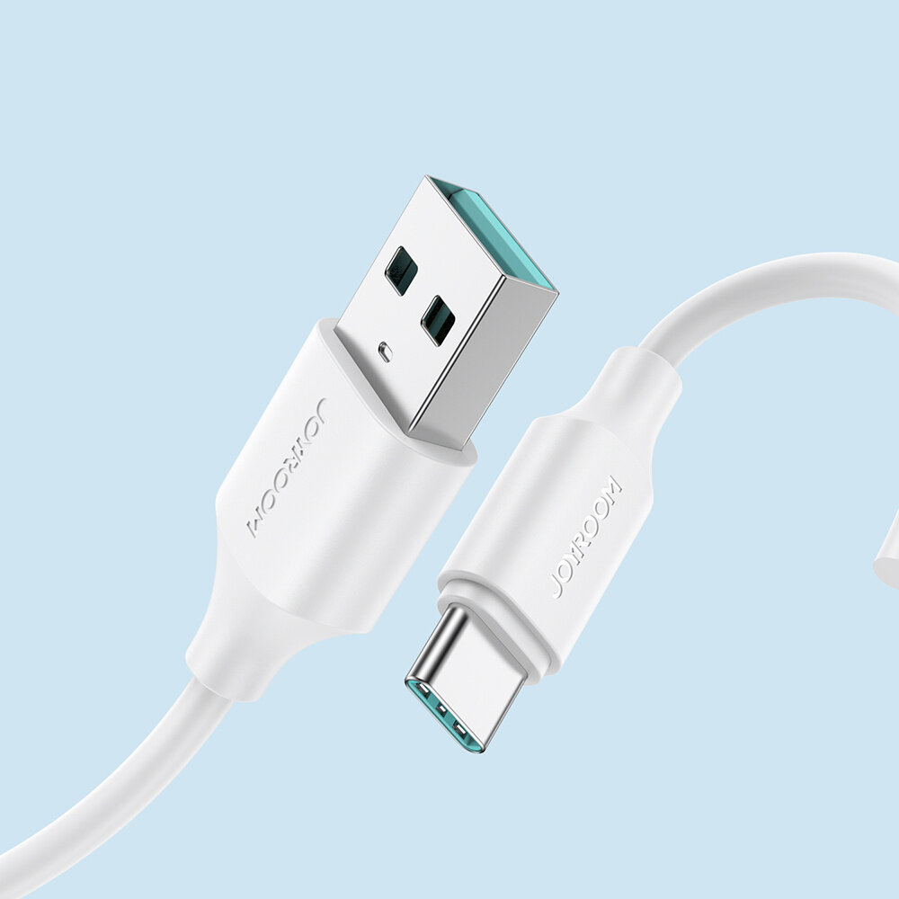 Na obrazie widoczny jest biały kabel USB z końcówkami USB A i USB C. Na obu końcówkach znajduje się napis \'JOYROOM\'.