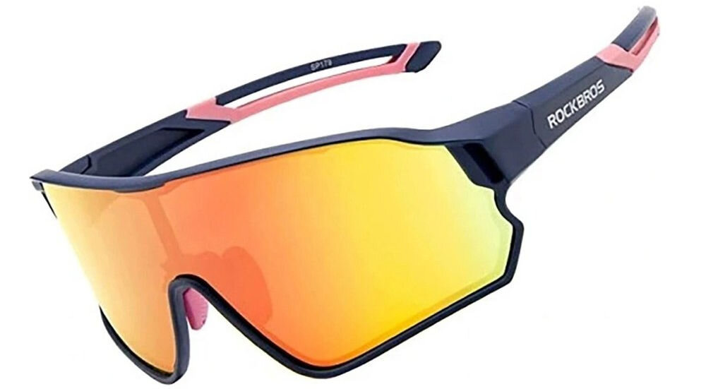 Okulary rowerowe z pomarańczowymi soczewkami i czarno-różowymi oprawkami. Na oprawkach widoczne jest logo \'ROCKBROS\'.