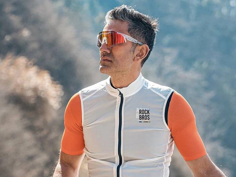 Okulary rowerowe ROCKBROS SP291 Biały, Okulary, rower, komfort, ochrona, Kolarz w okularach sportowych na tle natury.