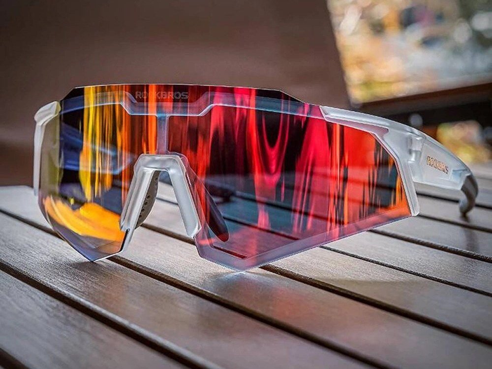 Okulary rowerowe ROCKBROS SP291 Biały, Fotochrom, UV400, ochrona, widoczność, Okulary sportowe z kolorowymi szkłami na stole.