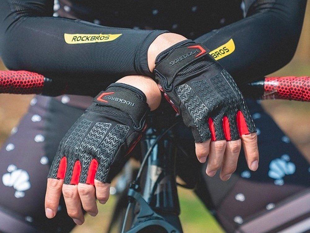 Rękawiczki rowerowe ROCKBROS S169BR-XXL (rozmiar XXL), Komfort, dłonie, jazda, rower, Rowerzysta w rękawiczkach oparty o kierownicę roweru.