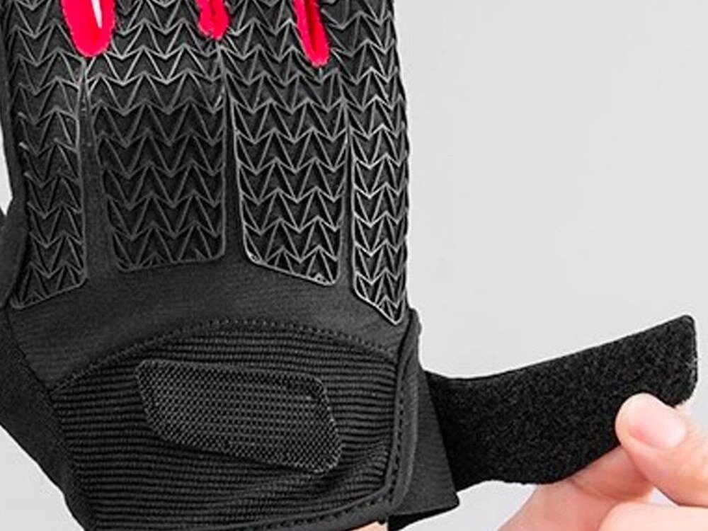 Rękawiczki rowerowe ROCKBROS S169BR-XL (rozmiar XL), Przyczepność, silikon, kontrola, stabilność, Ręka odpinająca pasek na rzep w czarnej rękawiczce.