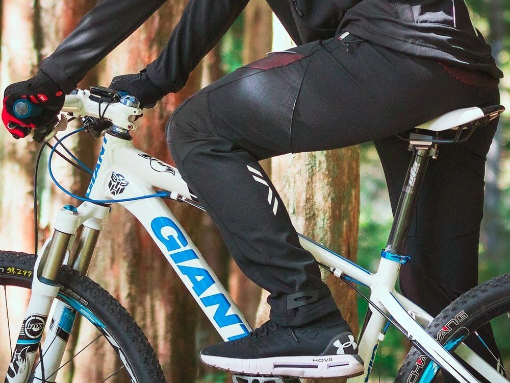 Spodnie rowerowe ROCKBROS YPK1007R (rozmiar M) Czarny, Elastyczność, ruch, ergonomia, wygoda, Zbliżenie na wzmocnienia materiału na nogawkach.