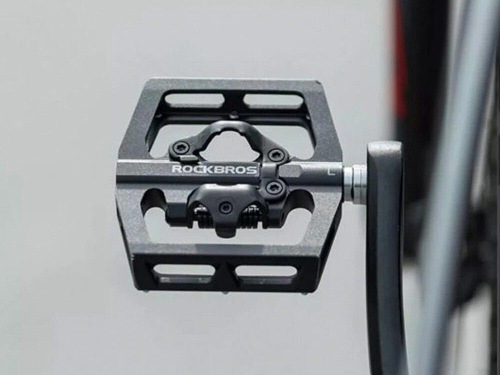 Pedały rowerowe ROCKBROS PD15-BK, góra, SPD, aluminium, oznaczenie, Zbliżenie na pedał zamontowany w rowerze.