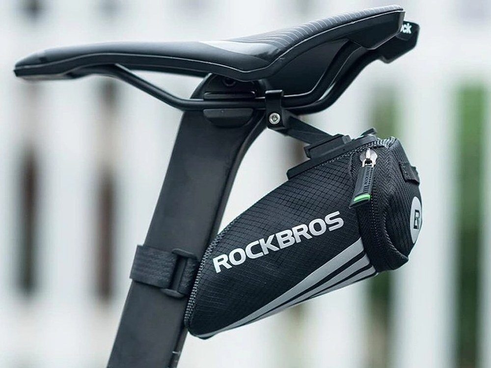 Torba rowerowa podsiodłowa ROCKBROS C28, Wodoodporność, odblaski, bezpieczeństwo, ochrona, Czarna sakwa zamocowana pod siodełkiem roweru.