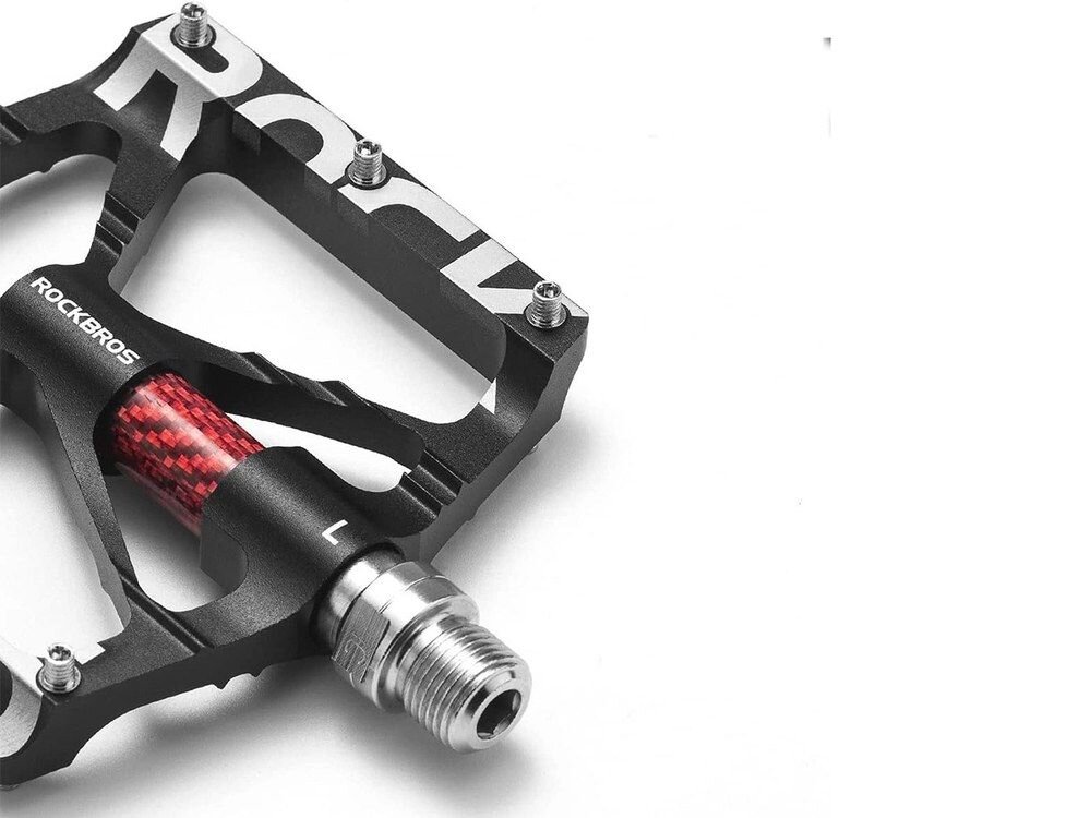 Pedały rowerowe ROCKBROS 37213071001, aluminium, CNC, pedał, oś, Zbliżenie na gwintowaną oś i korpus pedału.