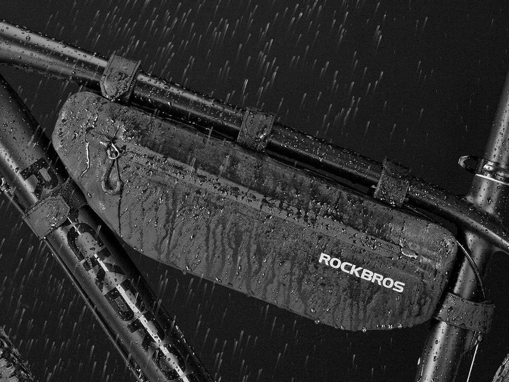 Torba rowerowa ROCKBROS AS-043, wodoodporność, deszcz, ochrona, suchość, Wodoodporna sakwa rowerowa podczas jazdy w deszczu.