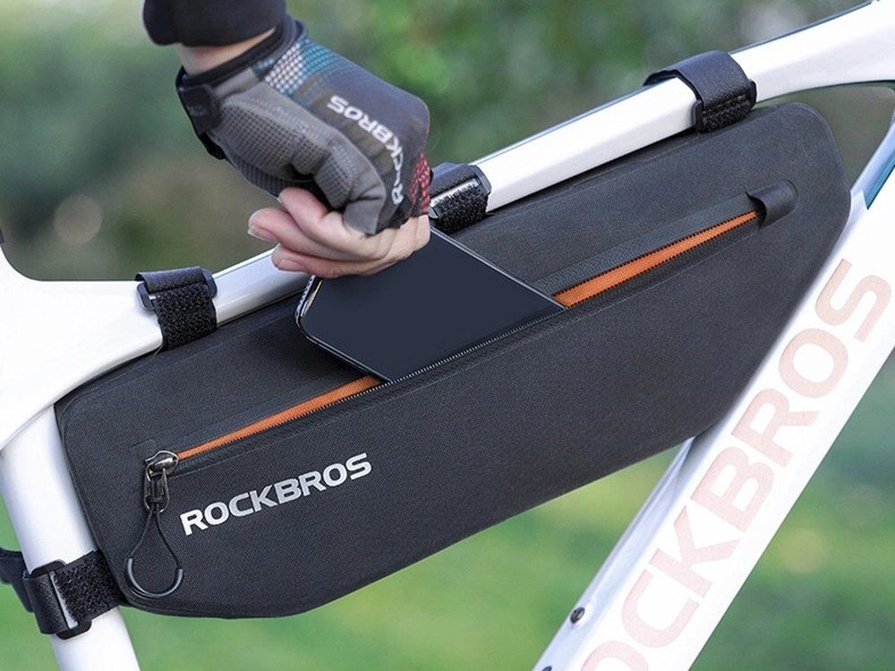 Torba rowerowa ROCKBROS AS-043, pojemność, przestrzeń, organizacja, pakowanie, Ręka otwierająca zamek błyskawiczny sakwy rowerowej.