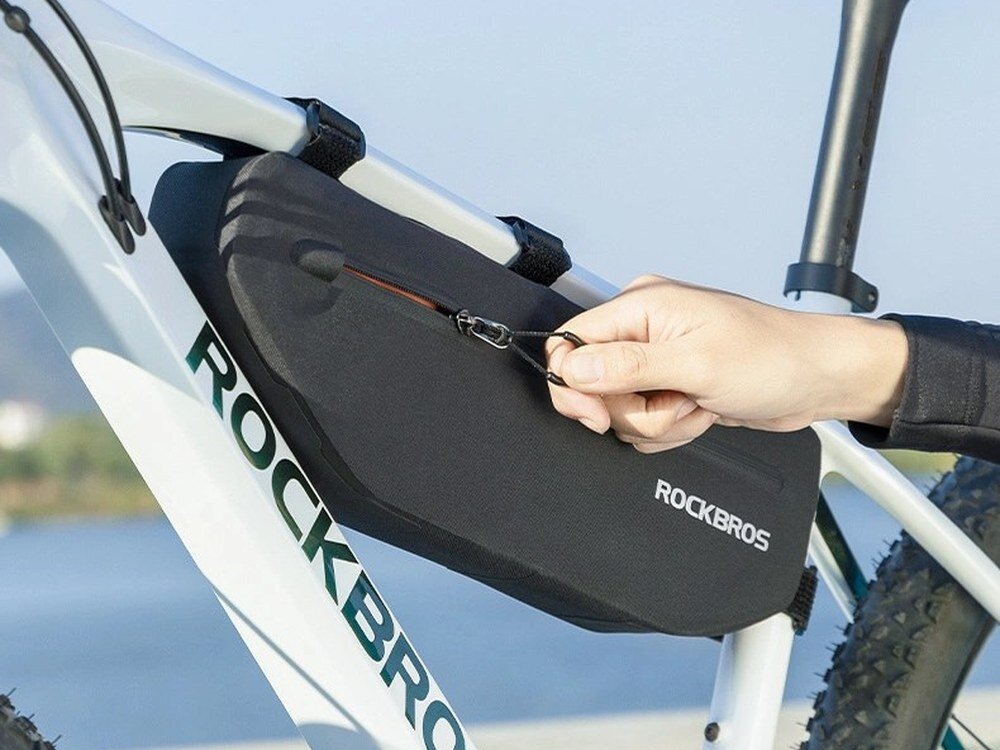 Torba rowerowa ROCKBROS AS-043, warunki, trwałość, zamek, ochrona, Wkładanie smartfona do kieszeni bocznej sakwy.