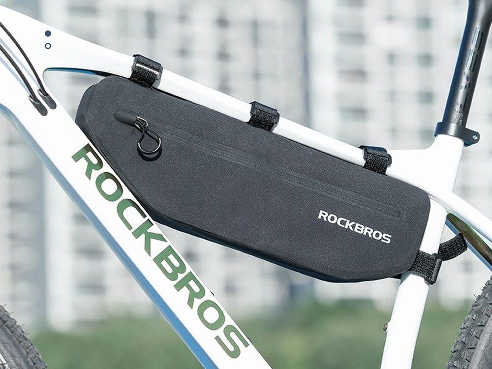 Torba rowerowa ROCKBROS AS-043, trasa, stabilność, design, komfort, Widok z boku na sakwę zamontowaną na ramie roweru.