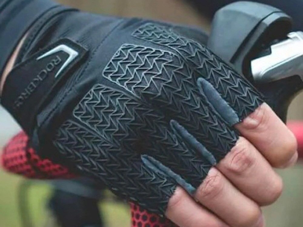 Rękawiczki rowerowe ROCKBROS S169BGR-XXL (rozmiar XXL), Rozmiar, dopasowanie, wentylacja, ergonomia, Zbliżenie na dłoń w rękawiczce trzymającą kierownicę.