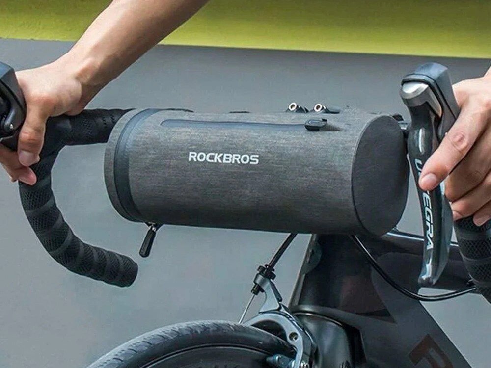 Torba rowerowa na kierownicę ROCKBROS AS-051, Torba, rower, kierownica, przechowywanie, Rowerzysta jadący z torbą na kierownicy.