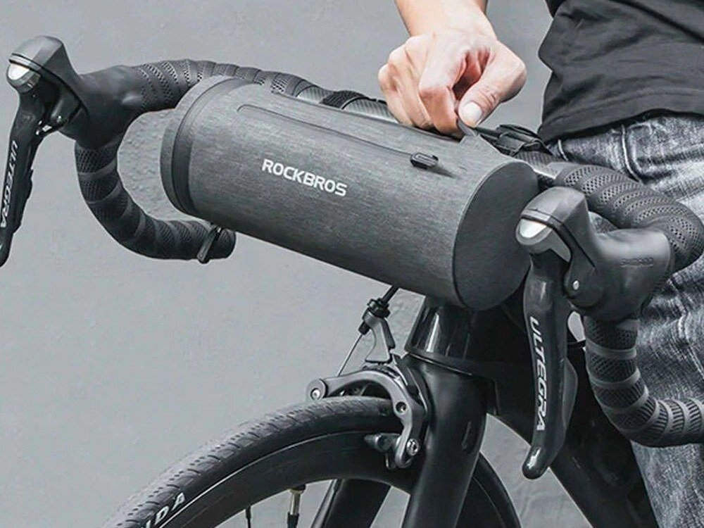 Torba rowerowa na kierownicę ROCKBROS AS-051, Kieszenie, organizacja, funkcjonalność, wygoda, Ręka otwierająca torbę na kierownicy roweru.