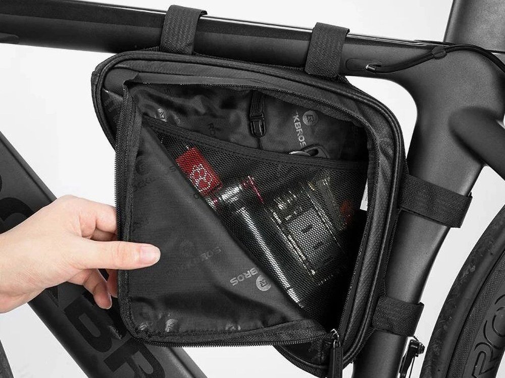 Torba rowerowa na ramę ROCKBROS B39-2, Pojemność, organizacja, kieszenie, funkcjonalność, Otwarta torba rowerowa z narzędziami wewnątrz.