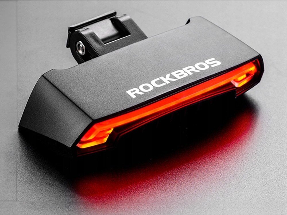 Lampka rowerowa ROCKBROS A54BK, Pilot, sterowanie, wygoda, kontrola, Zbliżenie na świecące czerwone światło rowerowe.