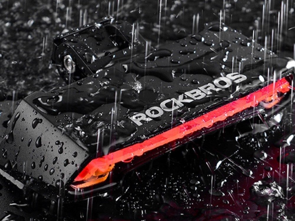 Lampka rowerowa ROCKBROS A54BK, Wodoodporność, IPX4, ochrona, trwałość, Wodoodporna lampka rowerowa działająca w deszczu.