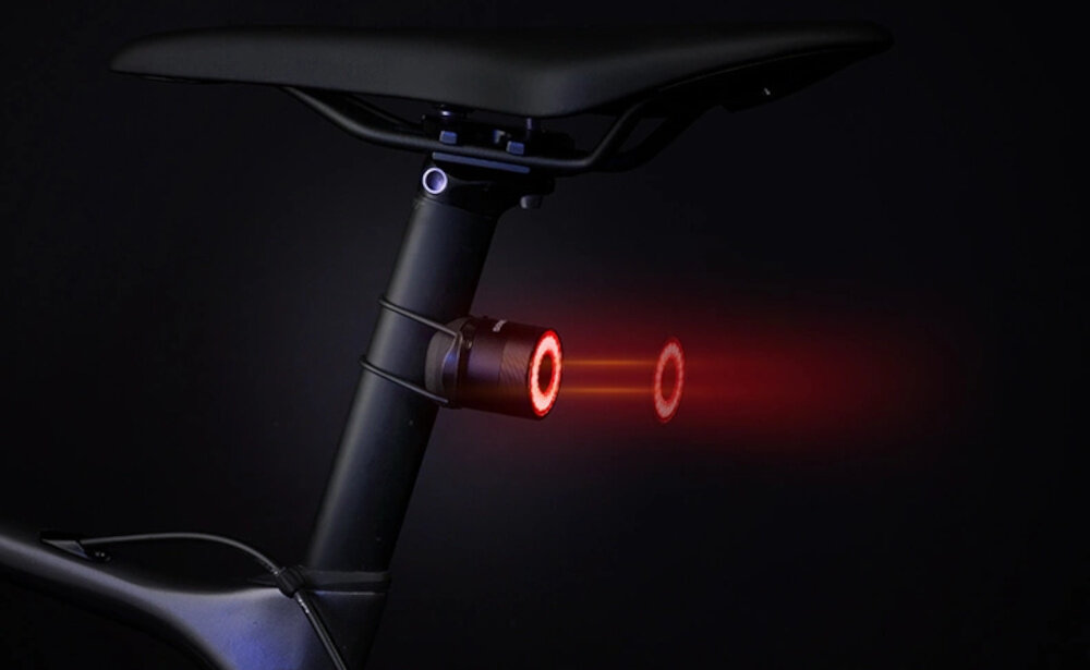 Lampka rowerowa ROCKBROS Q3 ciemne tło rower lampka przymocowana do roweru automatyczny system wykrywania hamowania lampka samoczynnie wzmacnia światło pełni funkcję światła stopu