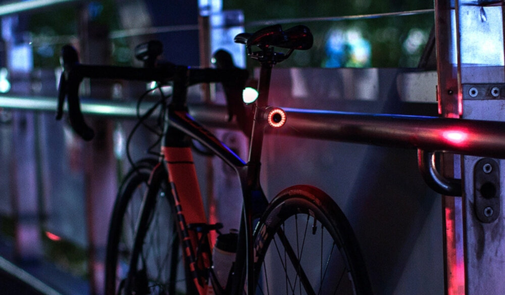 Lampka rowerowa ROCKBROS Q3 miasto rower lampka umieszczona pod siodełkiem dołączony kabla USB-C/USB-A bateria ma aż 300 mAh pojemności wodoodporny (IPX5)