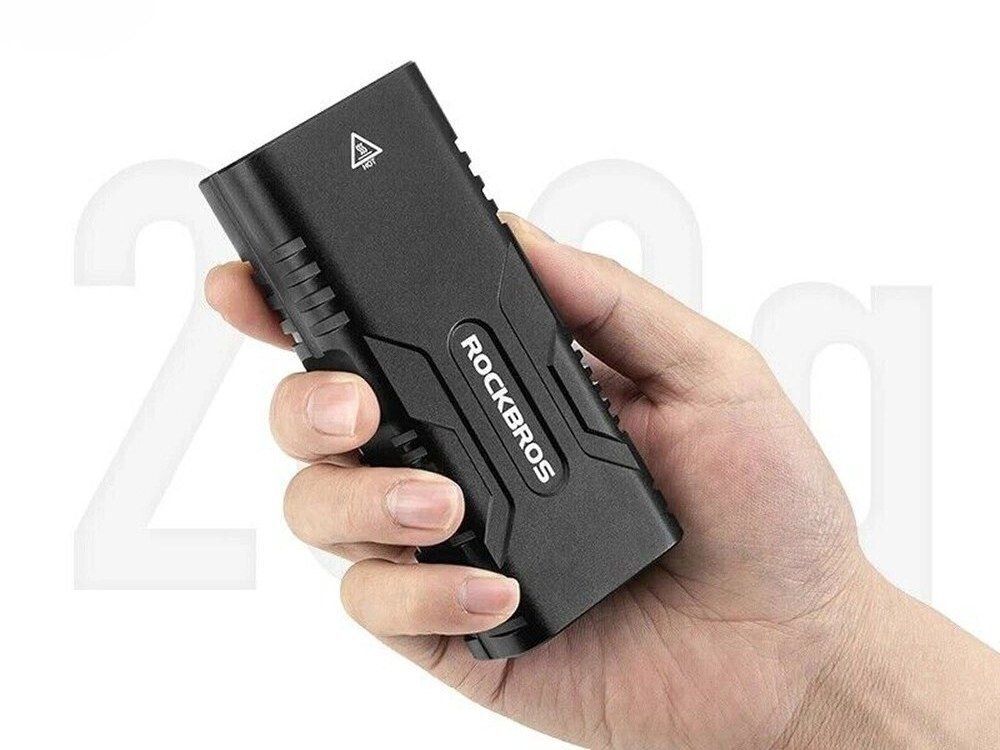 Lampka rowerowa ROCKBROS 24310002001 850 LM, ergonomia, lekka, montaż, funkcjonalność, Obudowa akcesorium trzymana w dłoni.