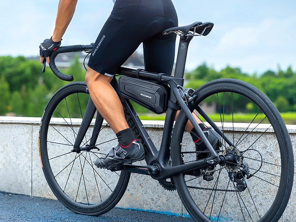 Torba rowerowa na ramę ROCKBROS B67, Torba, rower, rama, przechowywanie, Rowerzysta jadący z torbą pod ramą roweru.