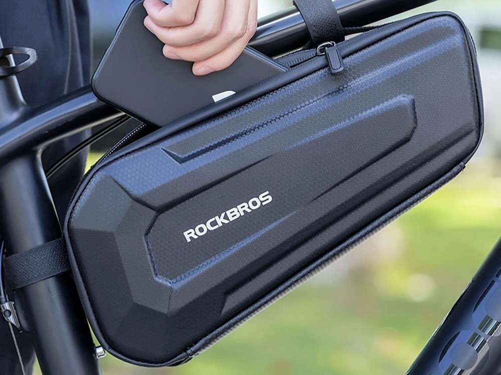 Torba rowerowa na ramę ROCKBROS B67, Pojemność, układ, dostęp, funkcjonalność, Wkładanie telefonu do bocznej kieszeni torby.