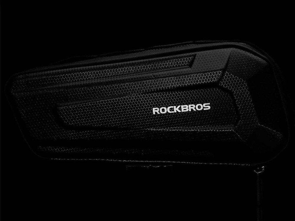 Torba rowerowa na ramę ROCKBROS B67, Odblaski, bezpieczeństwo, kompatybilność, uniwersalność, Zbliżenie na torbę zamontowaną pod ramą roweru.
