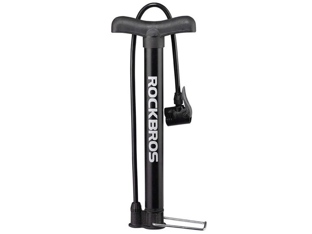 Czarna pompka rowerowa nożna z napisem \'ROCKBROS\' na cylindrze. Posiada uchwyt w kształcie litery T i wężyk z końcówką do pompowania.